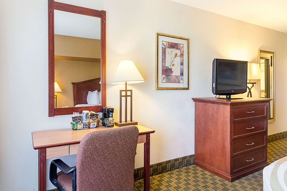 Standard Room, 1 King Bed, Non Smoking (Upper Floor) photo 3