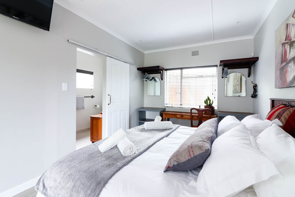 Double or Twin Room, 1 King Bed, Pool View photo 1