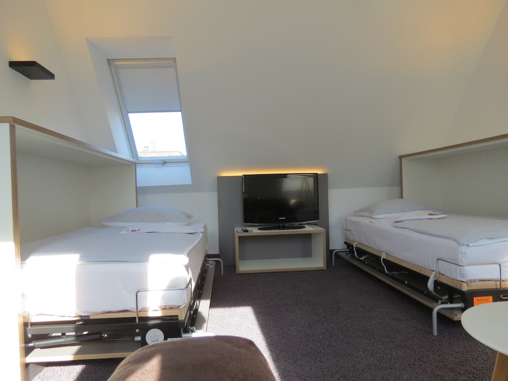 Economy Quadruple Room, 1 Bedroom, Non Smoking photo 3