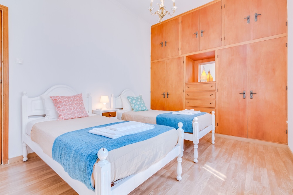 Quarto duplo, 2 camas de solteiro, banheiro compartilhado - Avós 5 photo 1