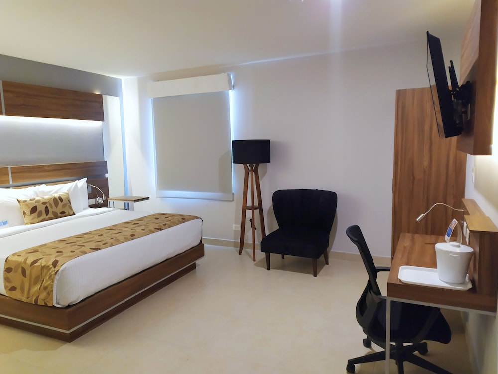 Standard Room, 1 King Bed, Non Smoking photo 3