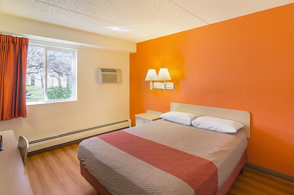 Deluxe Room, 1 Queen Bed, Non Smoking, Refrigerator & Microwave photo 2