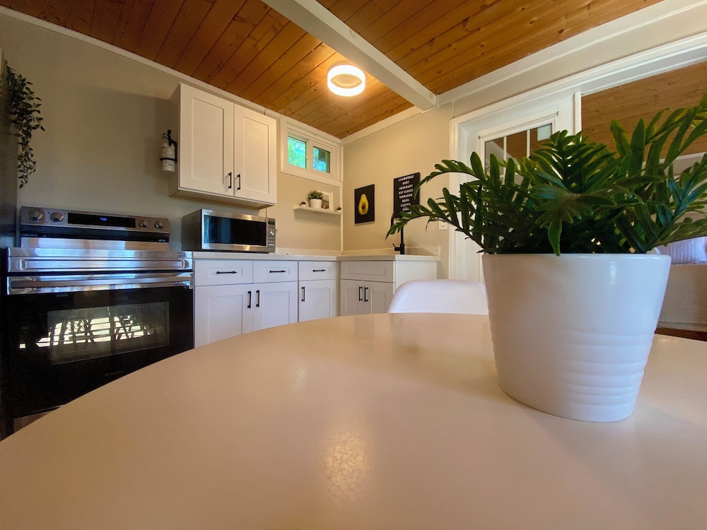 Superior Apartment, Kitchen, Pool View photo 3