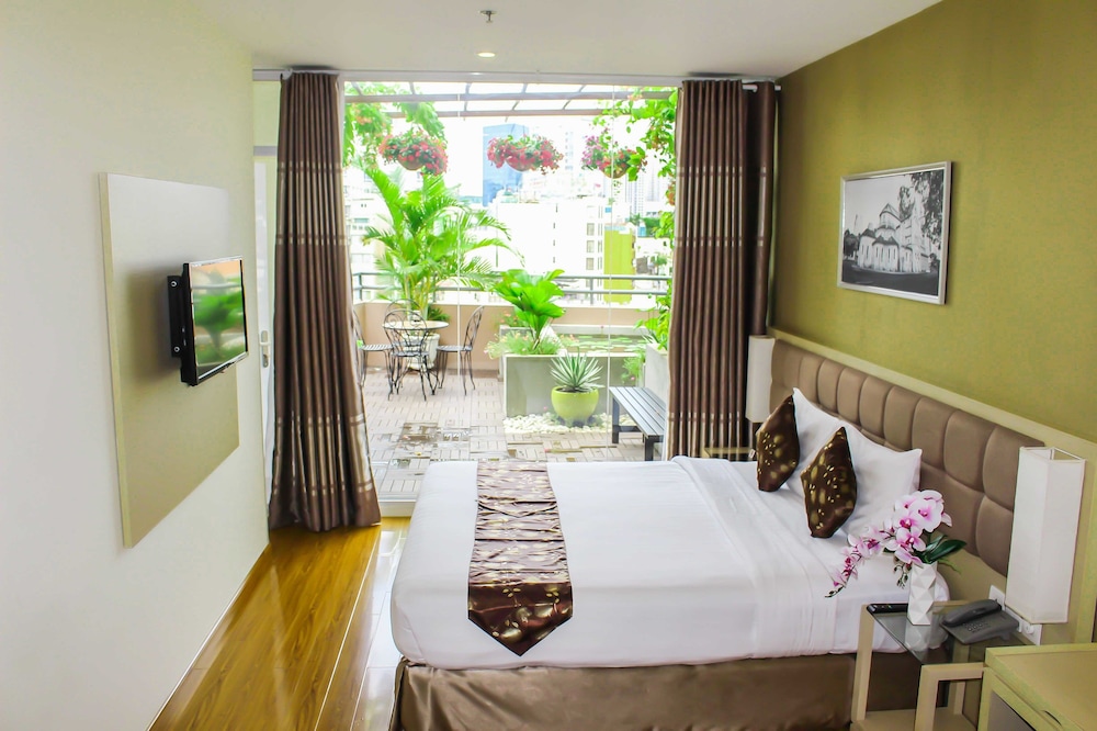 Signature Double Room, 1 Queen Bed, City View photo 3