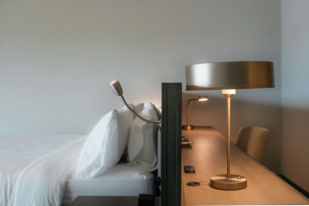 Deluxe Room, 1 King Bed, Accessible, Bathtub (Mobility & Hearing) photo 2