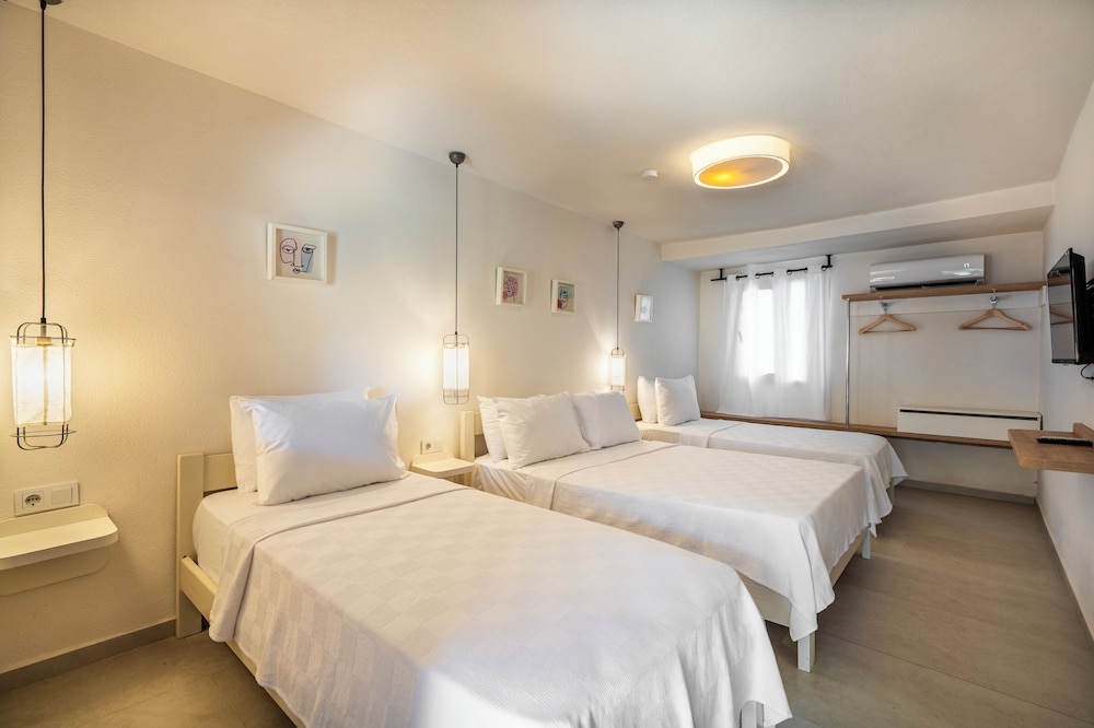 Standard Quadruple Room, Multiple Beds, Patio photo 1