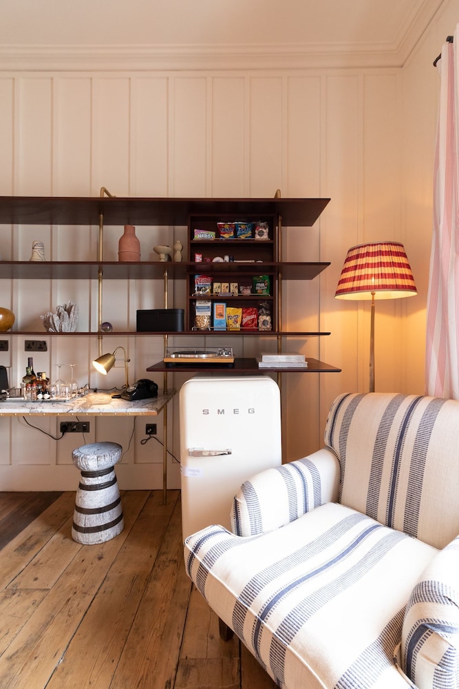 The Townhouse Suite - Photo 3