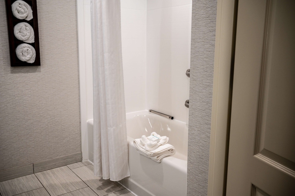 2 Queen Bed Accessible with Bath tub - Photo 3