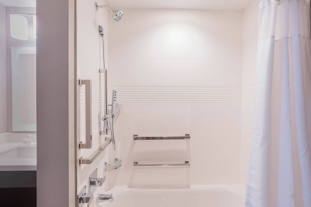 Studio, 2 Queen Beds (Mobility/Hearing Accessible, Tub) - Photo 7