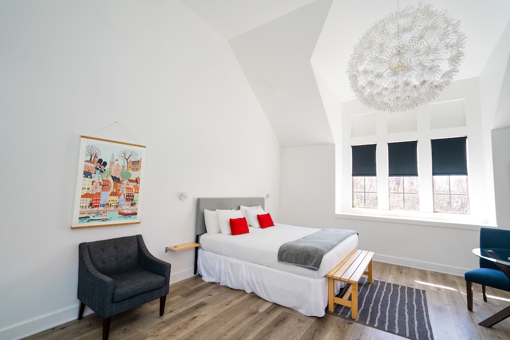 Classic Room, 1 King Bed, City View photo 1
