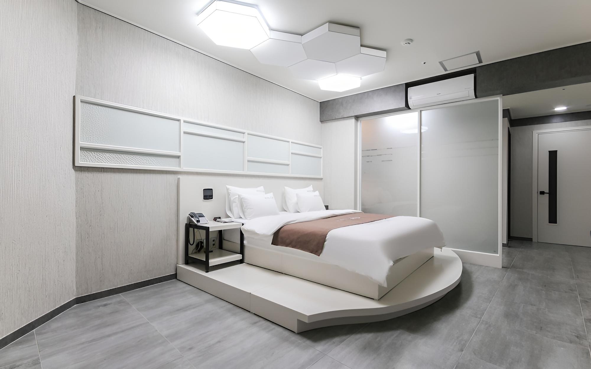 Room (Business) photo 1