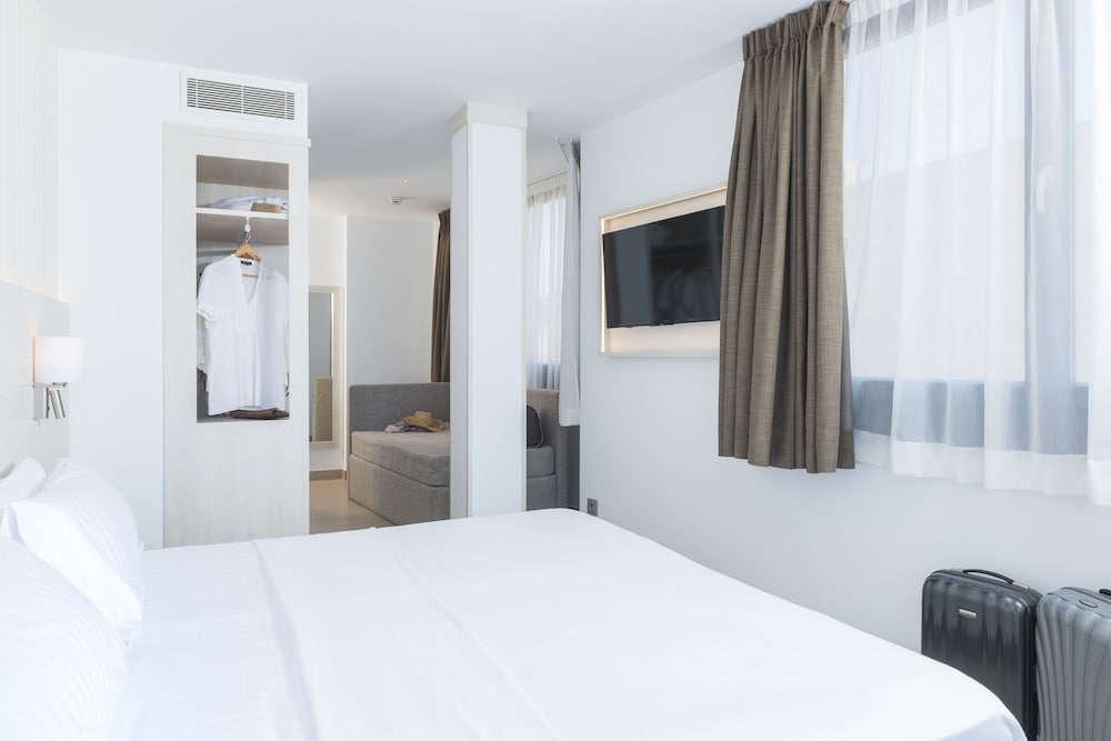 Grand Triple Room, Balcony, Sea View thumbnail 5