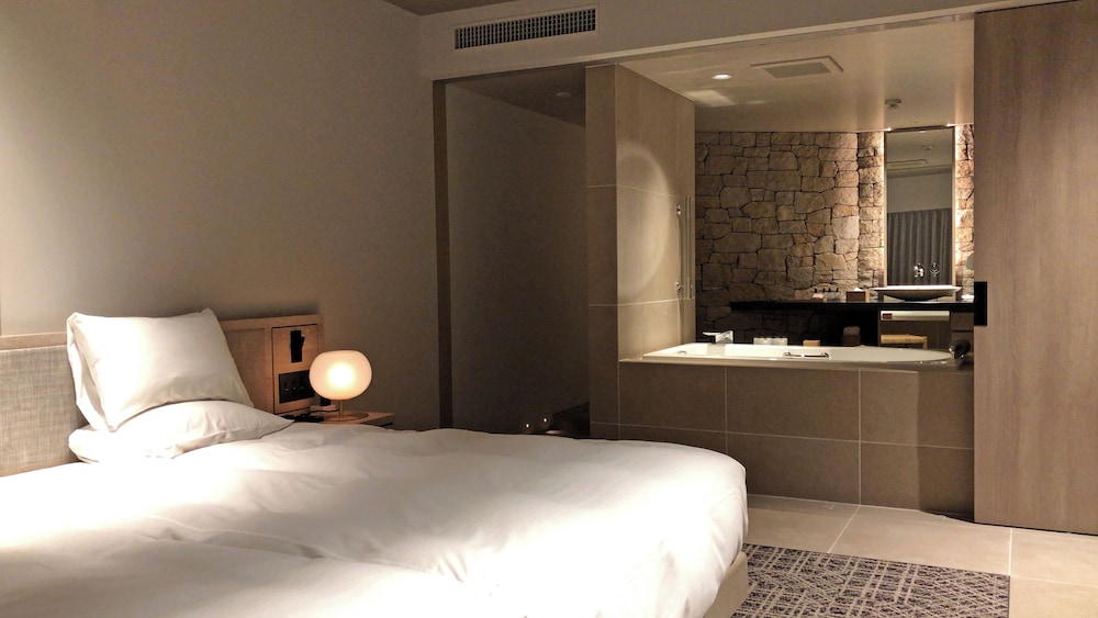 Luxury Twin Room (110, Jacuzzi,)