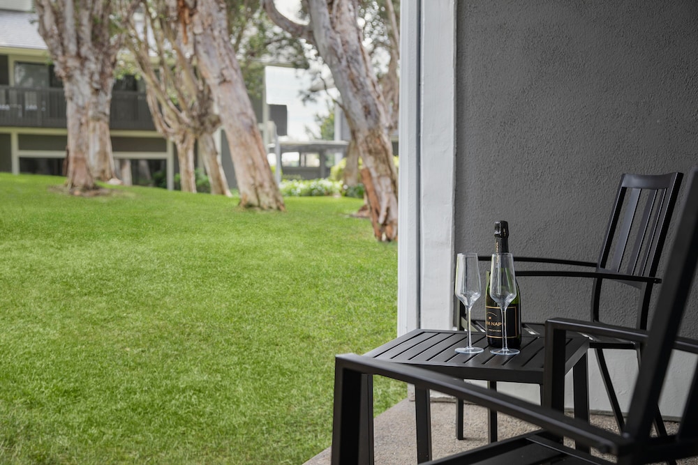 Standard Room, 1 King Bed, Terrace, Courtyard View, photo 6