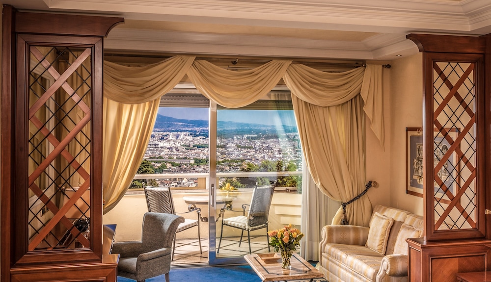 Suite, 1 King Bed, Rome View (Vista Suite, Spa/Club Lounge thumbnail 5