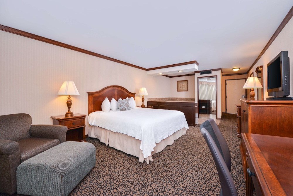Suite, 1 King Bed, Jetted Tub, Lake View