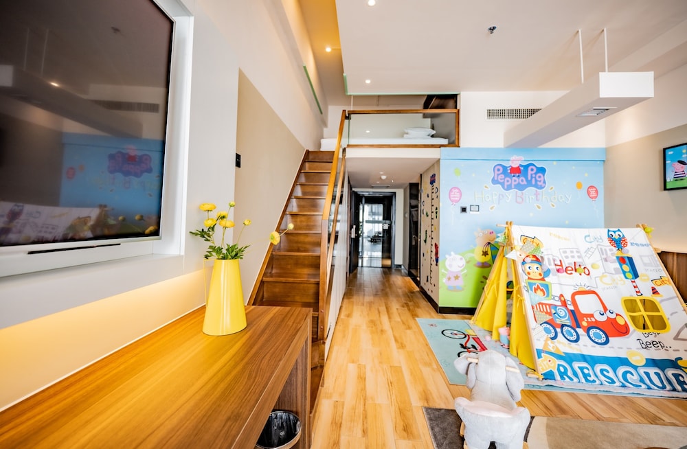 Family Room, Multiple Beds, Accessible, City View photo 3