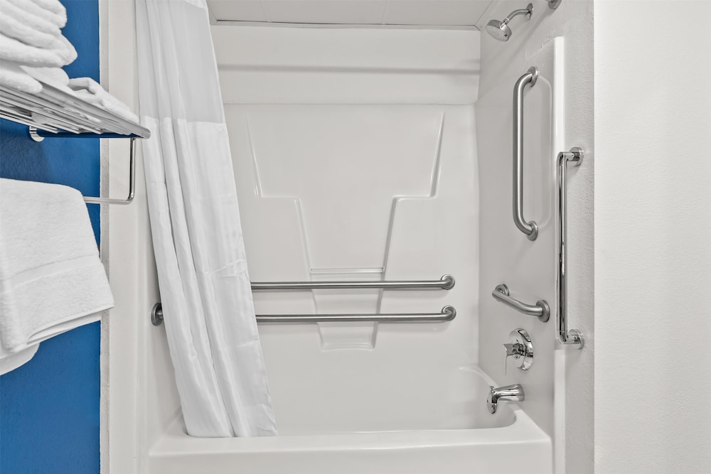 Room, 1 King Bed, Accessible, Bathtub (Mobility & Hearing) - Photo 4