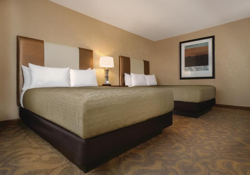 Casino Tower Double Queen Room - Photo 3