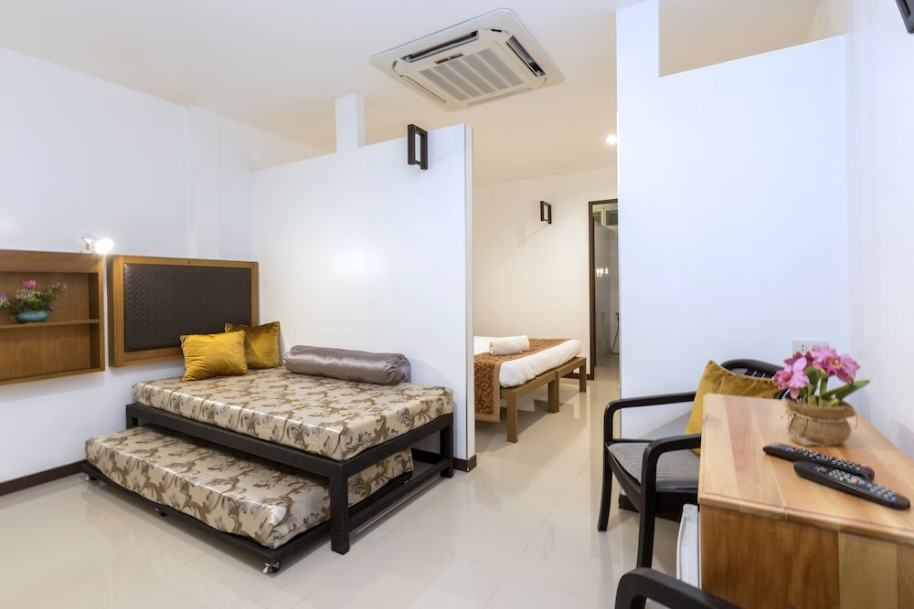Deluxe Triple Suite (3 adults and 1 child under 6 years old sleeping for free in existing beds) photo 3