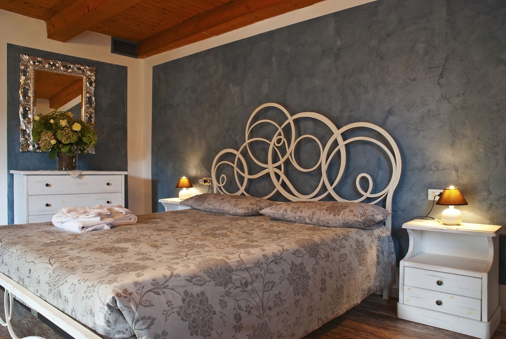 Romantic Double Room, Private Bathroom, Mountain View photo 3
