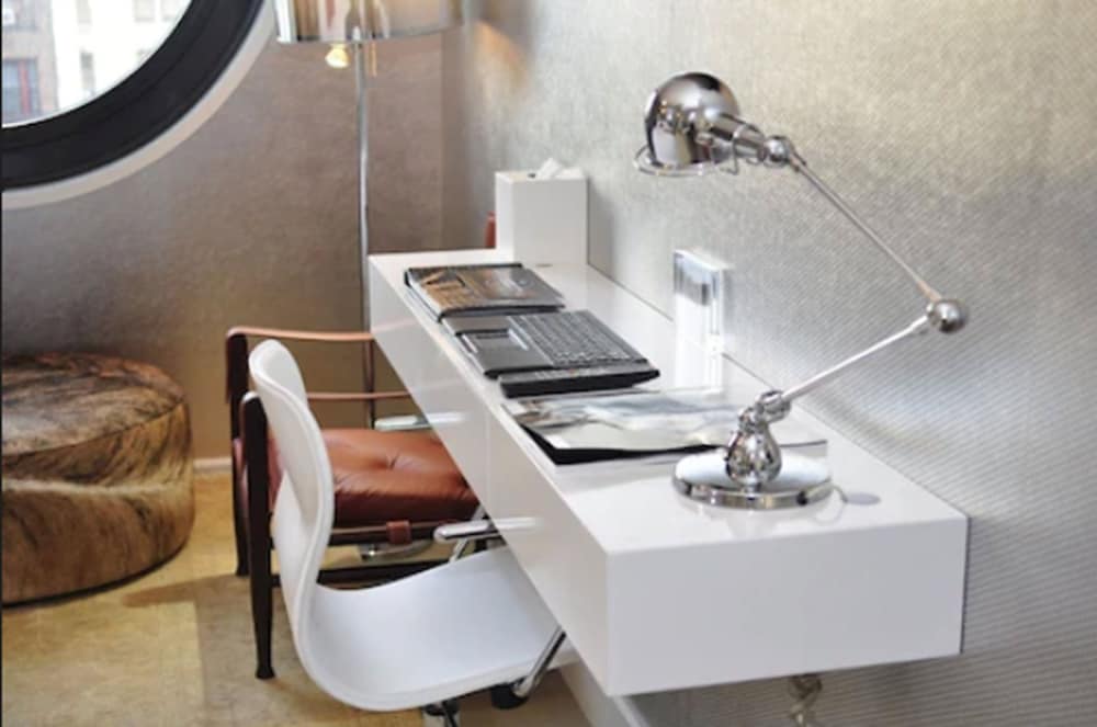 Room, 1 King Bed, Accessible, Pool View (Roll-In Shower, Silver)