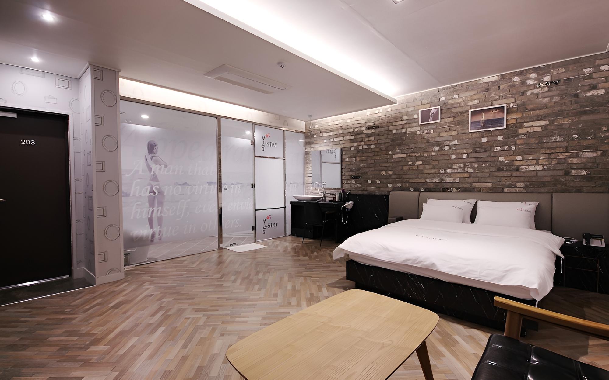 Room (Standard (1 vehicle per room)) - Photo 4