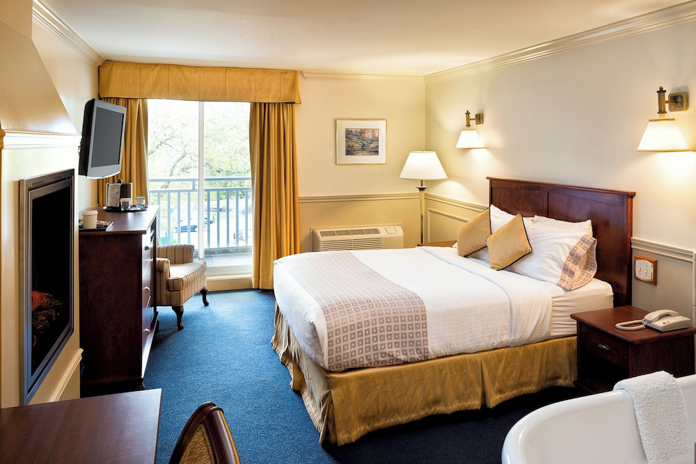 Superior Room, 1 King Bed, Jetted Tub photo 3