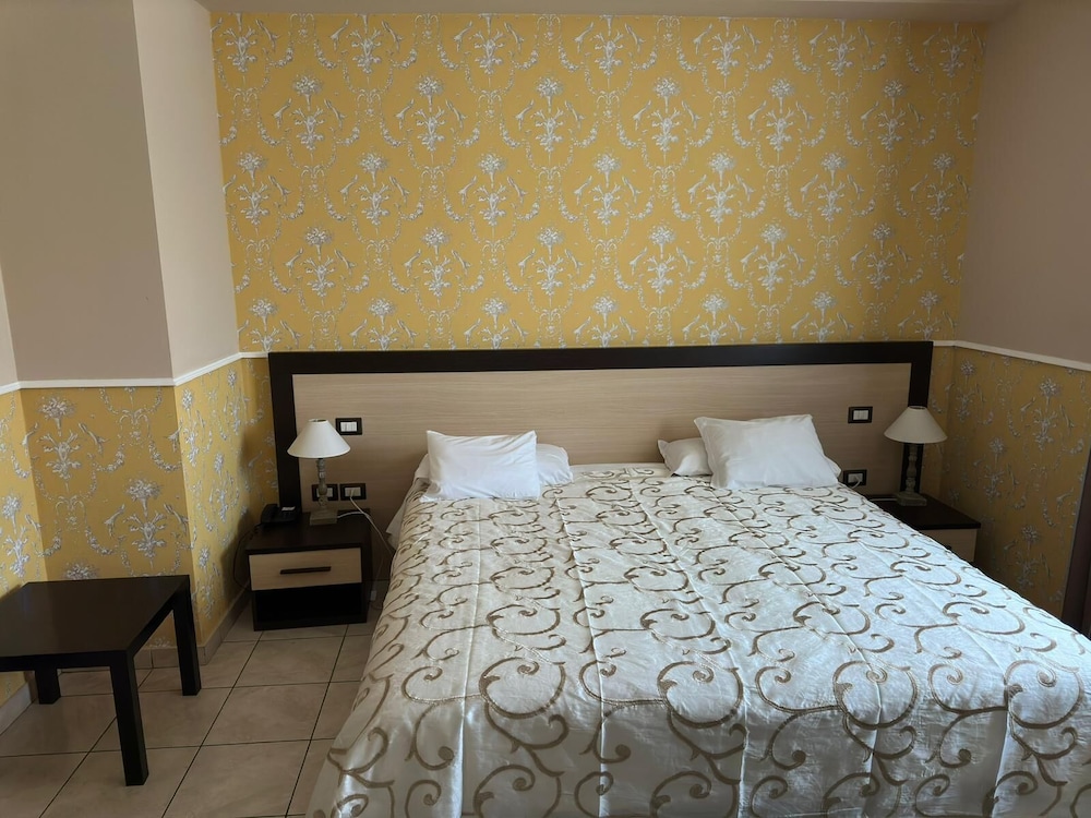 Basic Double Room, 1 King Bed photo 3