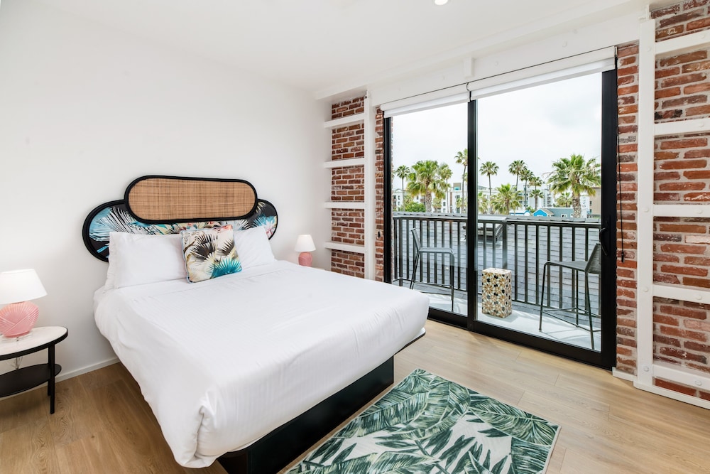 Room, 1 Queen Bed, Balcony, City View (Room 304) photo 2