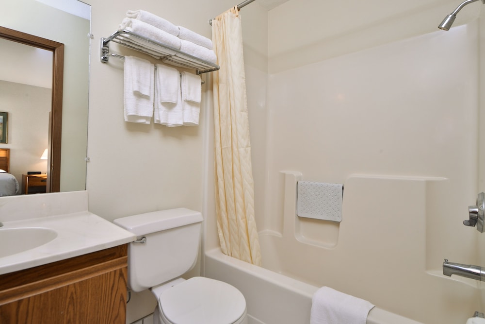 Standard Room, 2 Queen Beds, Pool View, Poolside (2 Queens Poolside) - Photo 4