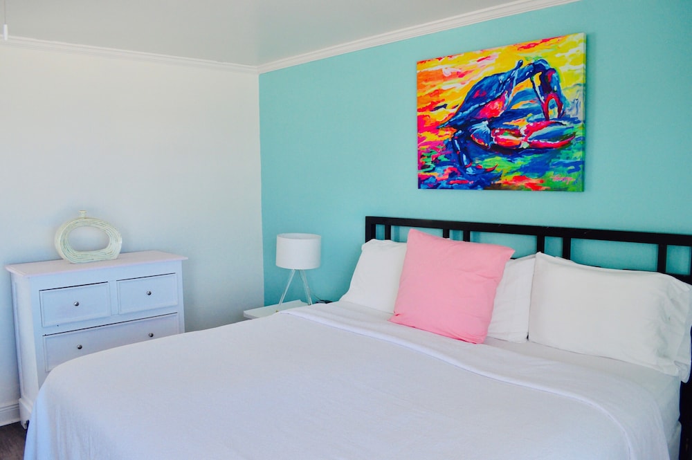 Oceanfront King Suite w/ Kitchen & Private Balcony - Photo 8