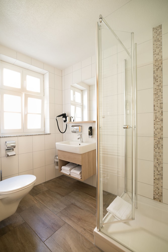 Standard Suite For Single Use (Free Bottle Of Water) photo 3