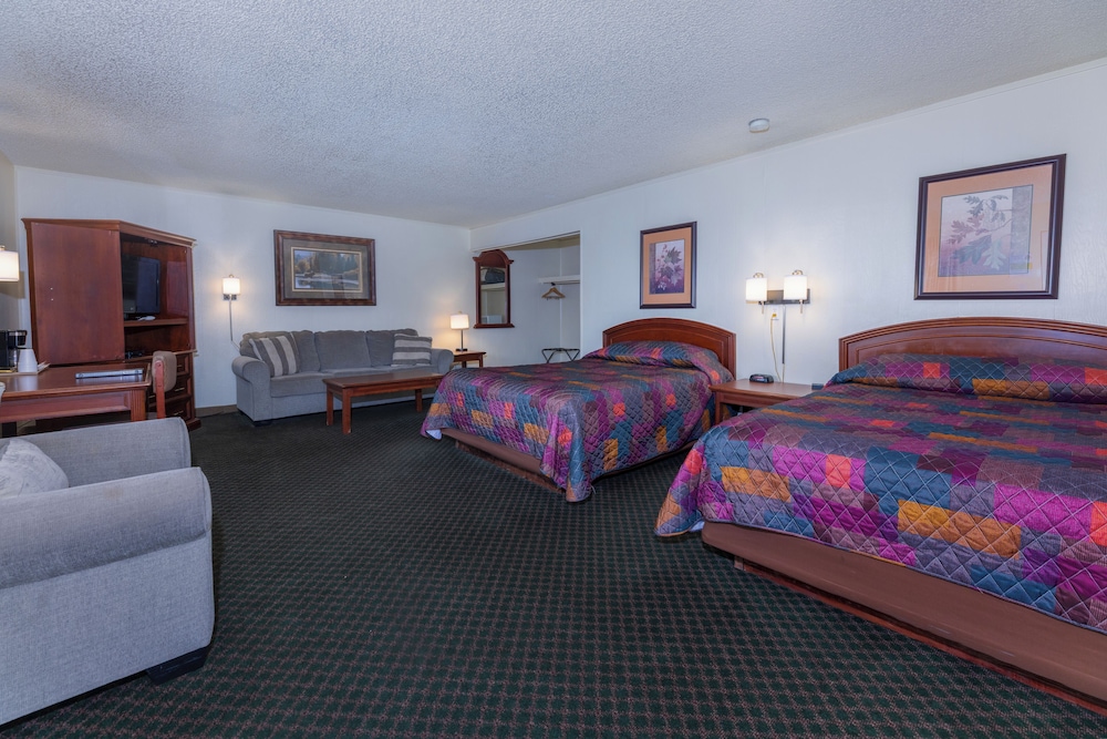 Suite, 2 Queen Beds and Sofa Sleeper , No Pets