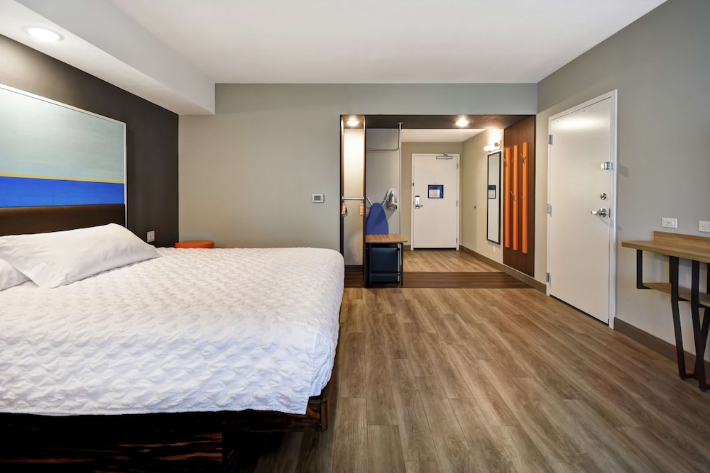 Room, 1 King Bed, Accessible, Bathtub photo 2