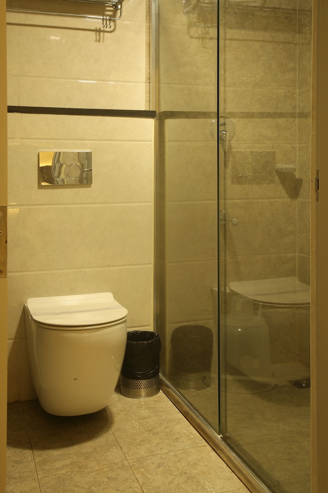Standard Room, 1 Queen Bed, City View photo 3