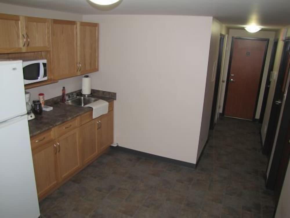 Studio, 1 Queen Bed, Shared Bathroom photo 2