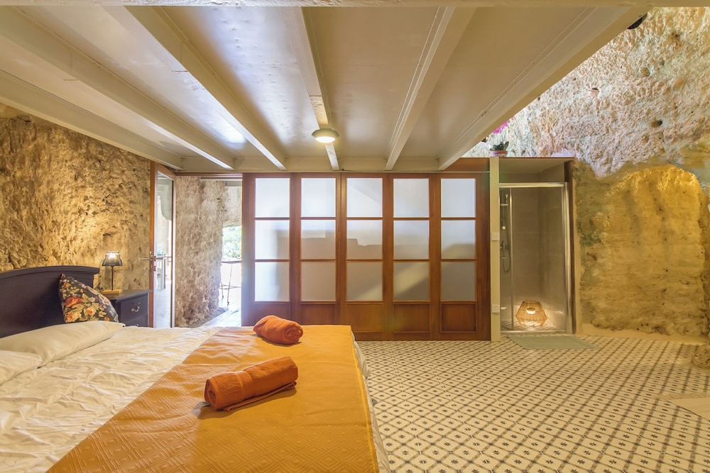Family Villa, Multiple Bedrooms, 2 Bathrooms (Pleasant stone house & jacuzzi St) photo 1