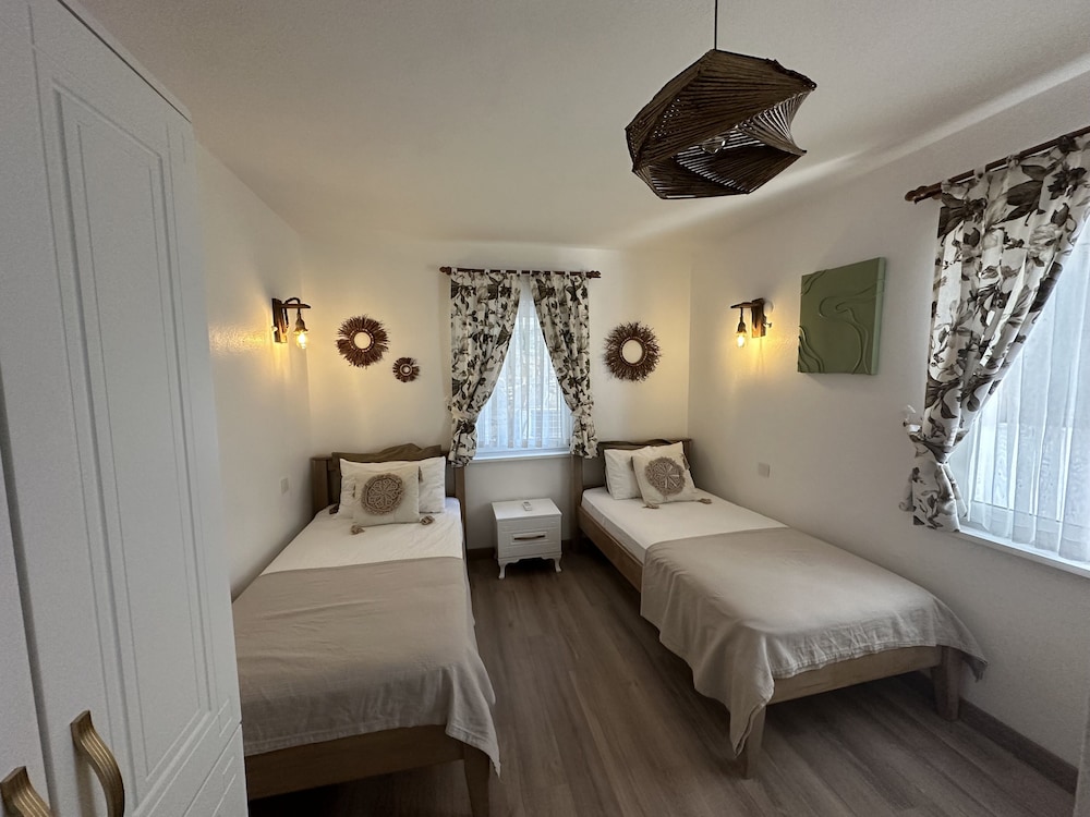 Standard Twin Room - Photo 1