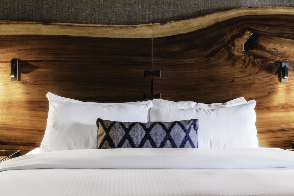 Deluxe Room, 1 King Bed, Mountain View, Slope side - Photo 3