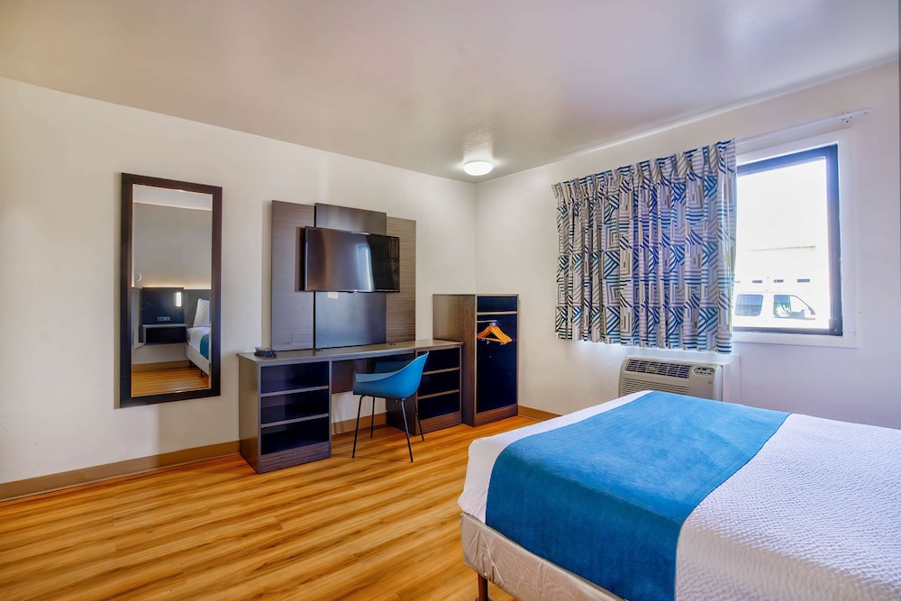 Standard Suite, 1 Queen Bed, Non Smoking photo 3