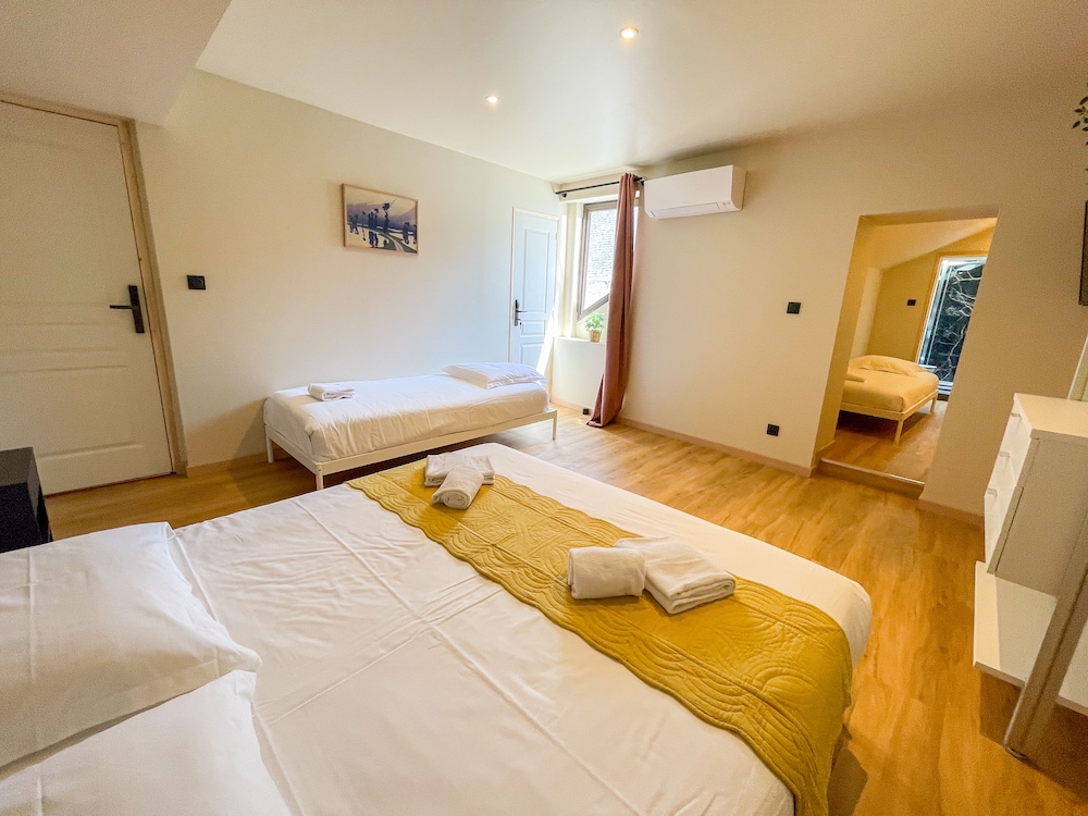 City Quadruple Room photo 3