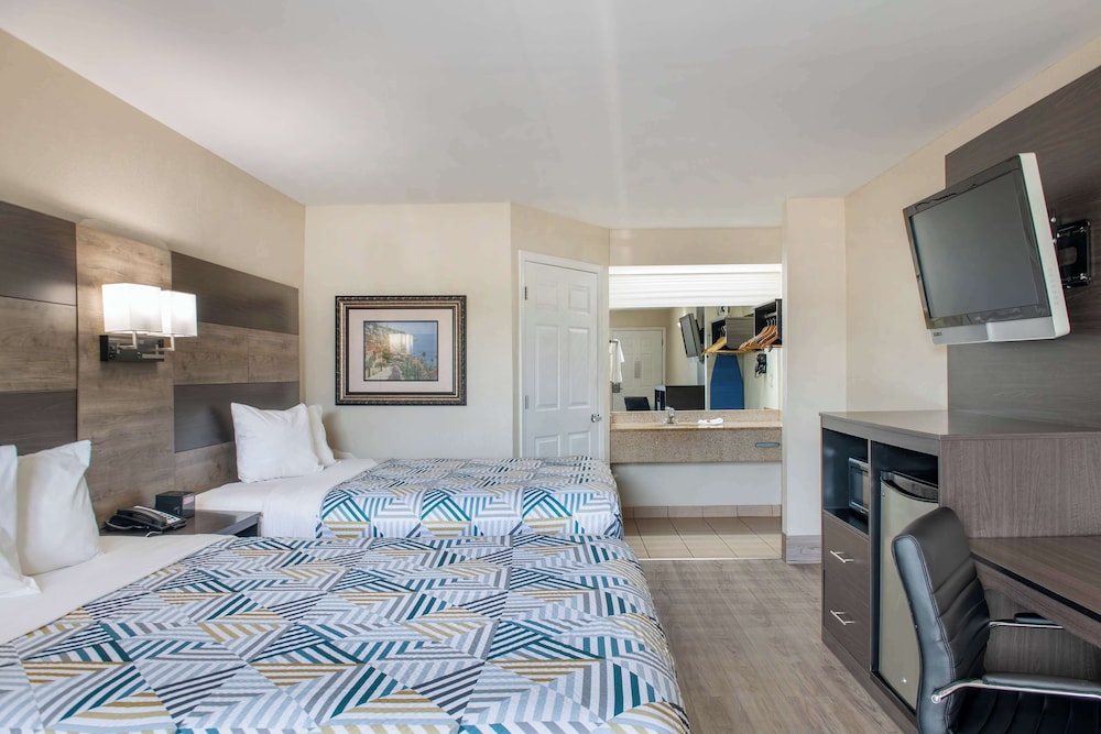 Deluxe Room, 2 Queen Beds, Non Smoking, Refrigerator & Microwave photo 1