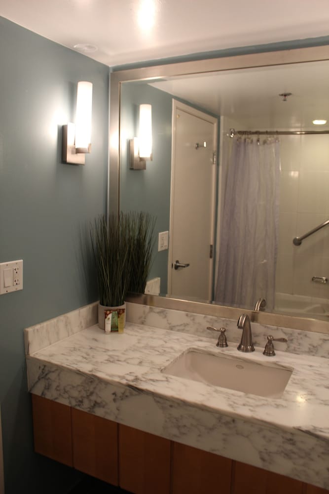 Superior Room, Ocean View (Waikiki Tower) - Photo 18