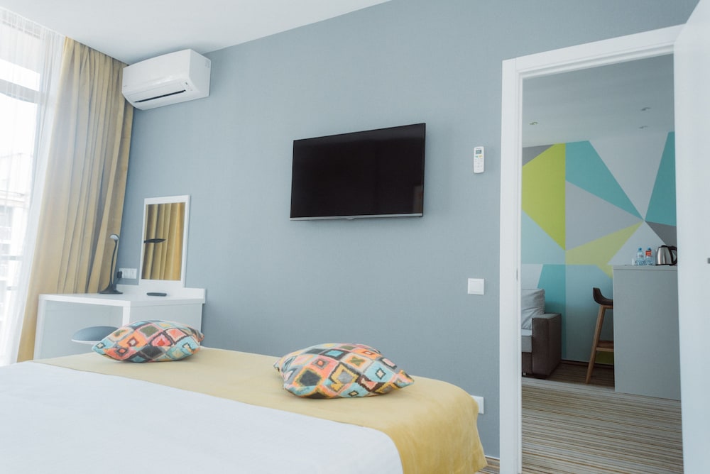 Family Room, 1 Bedroom, Kitchen photo 3