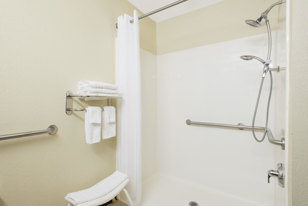Room, 2 Queen Beds, Accessible, Non Smoking (Hearing Impaired Accessible) - Photo 2
