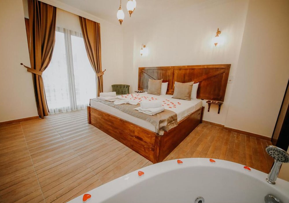 Junior Suite, 1 Double Bed, Jetted Tub photo 2