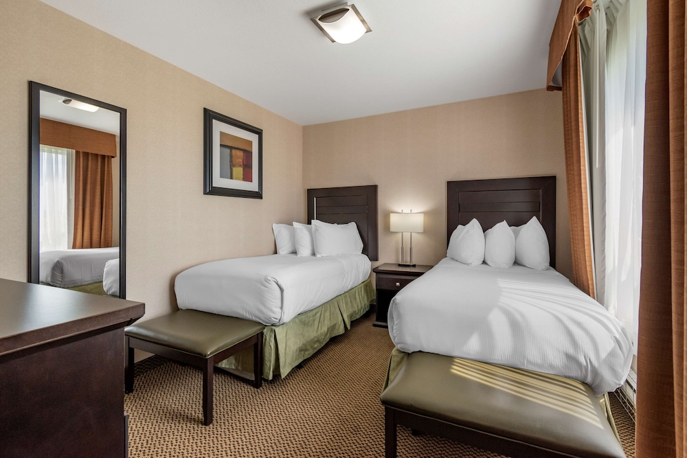 Family Suite, Multiple Beds, Non Smoking, Refrigerator & Microwave photo 2