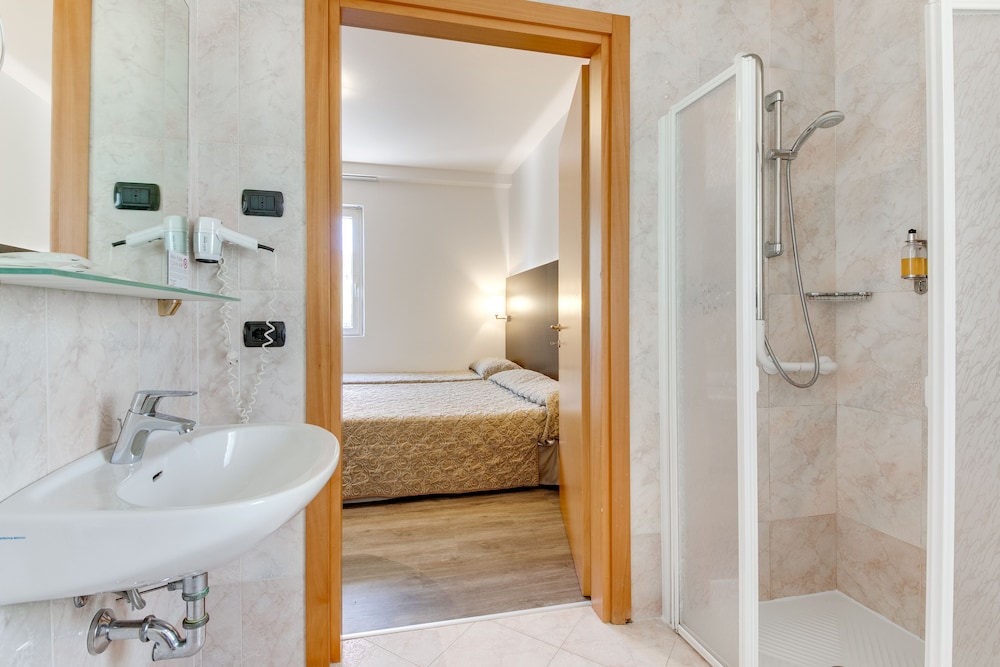 Standard Quadruple Room - Photo 2
