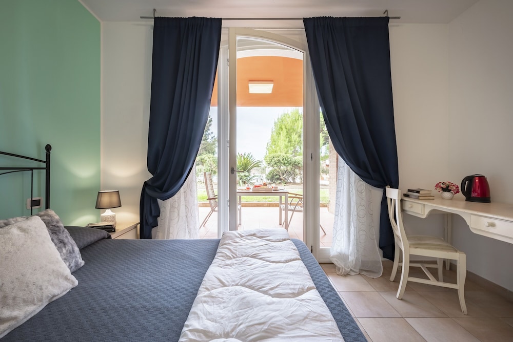 Basic Triple Room, 1 Bedroom, Private Bathroom, Ground Floor photo 2
